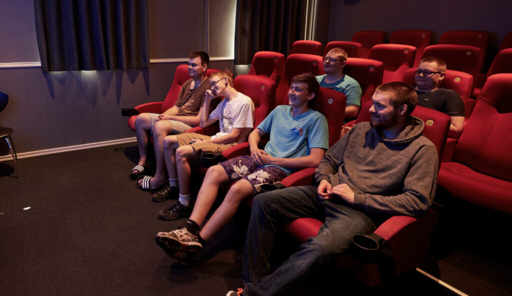 Eleverne ser film i vores egen biograf